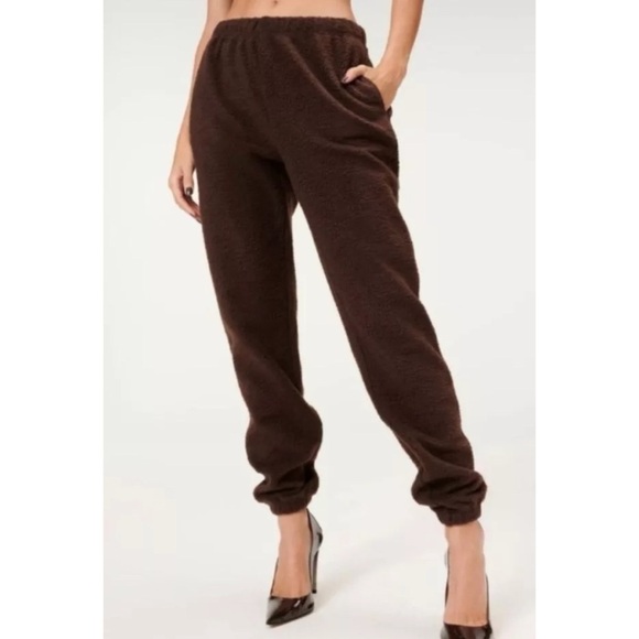 Good American Sherpa Boyfriend Sweatpants Brown - Picture 1 of 8